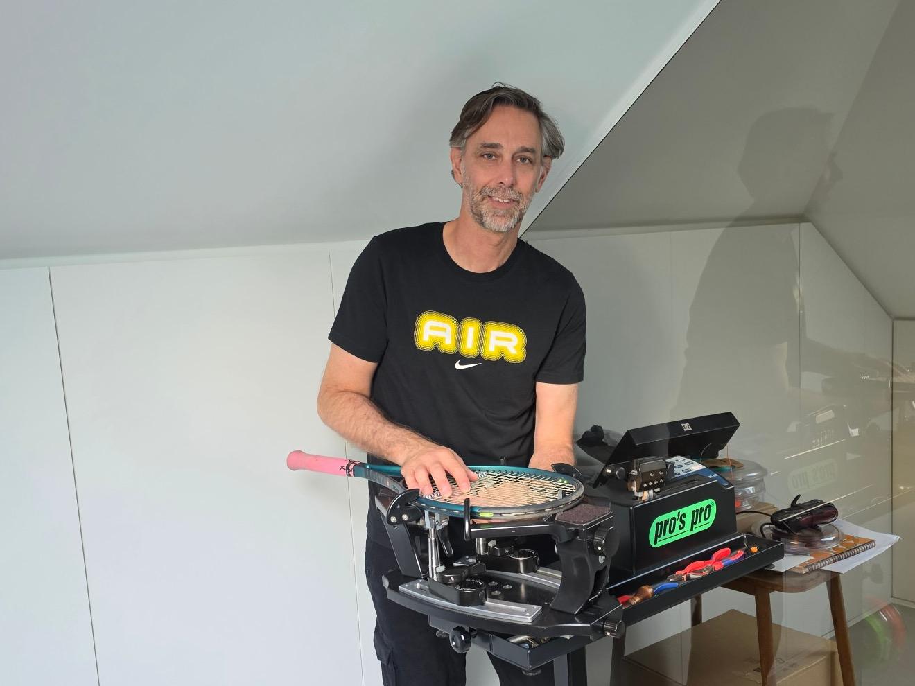 Sven Martin aan de bespanmachine